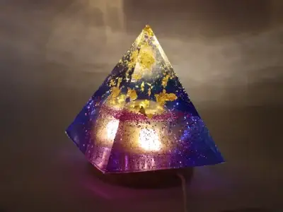 Lampe pyramide en époxy