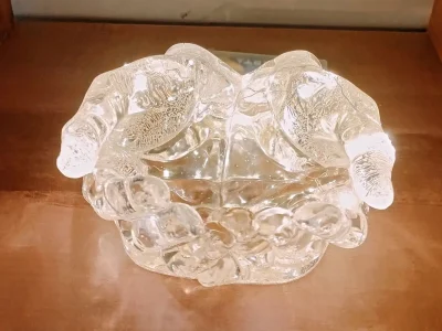 création d'un vide poche lampe en résine époxy et led en forme de deux mains jointes ouvertes vers l'extérieur.