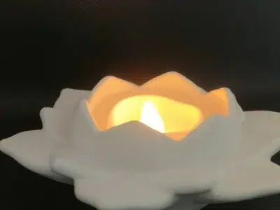 Bougeoir de couleur crème en forme de fleur de lotus ouverte. J'ai mis une fausse bougie mais une bougie chauffe plat offrira plus de magie.
