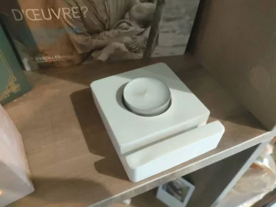 support une bougie un décor carré