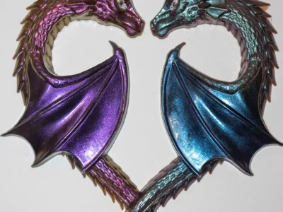 Dragons formant un cœur en résine époxy bleu et violet