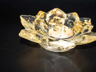 création en résine époxy d'un bougeoir en forme de fleur de lotus avec intégration de feuille d'or