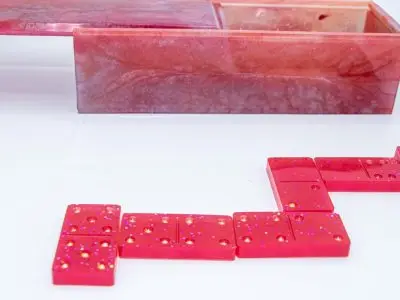 création en résine époxy d'un jeu de dominos et de sa boite