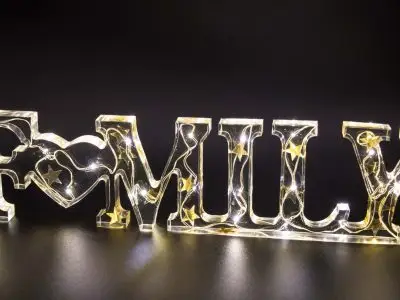 création en résine époxy d'une lampe family LED dorée - Résin-émoi