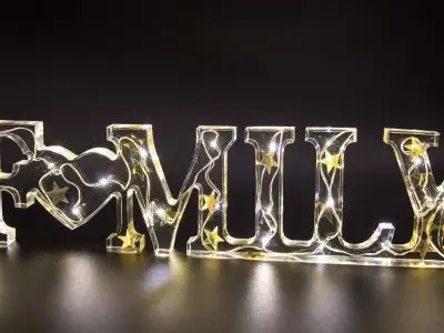 création en résine époxy d'une lampe family LED dorée - Résin-émoi