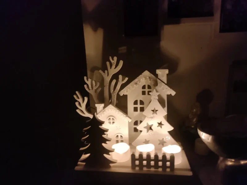 Scénographie de Noël en résine minérale et incrustation de paillettes