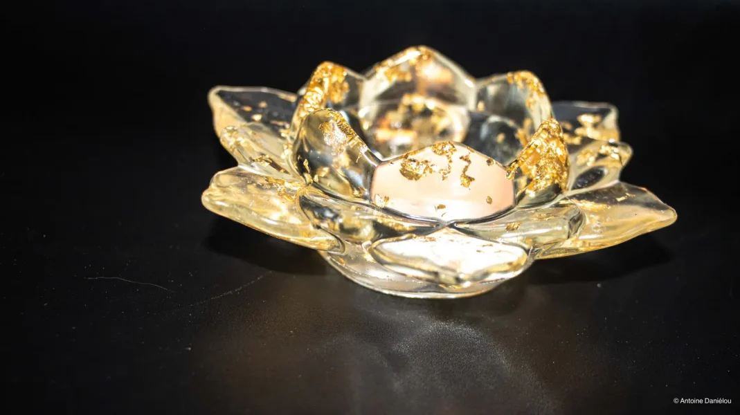 création en résine époxy d'un bougeoir en forme de fleur de lotus avec intégration de feuille d'or