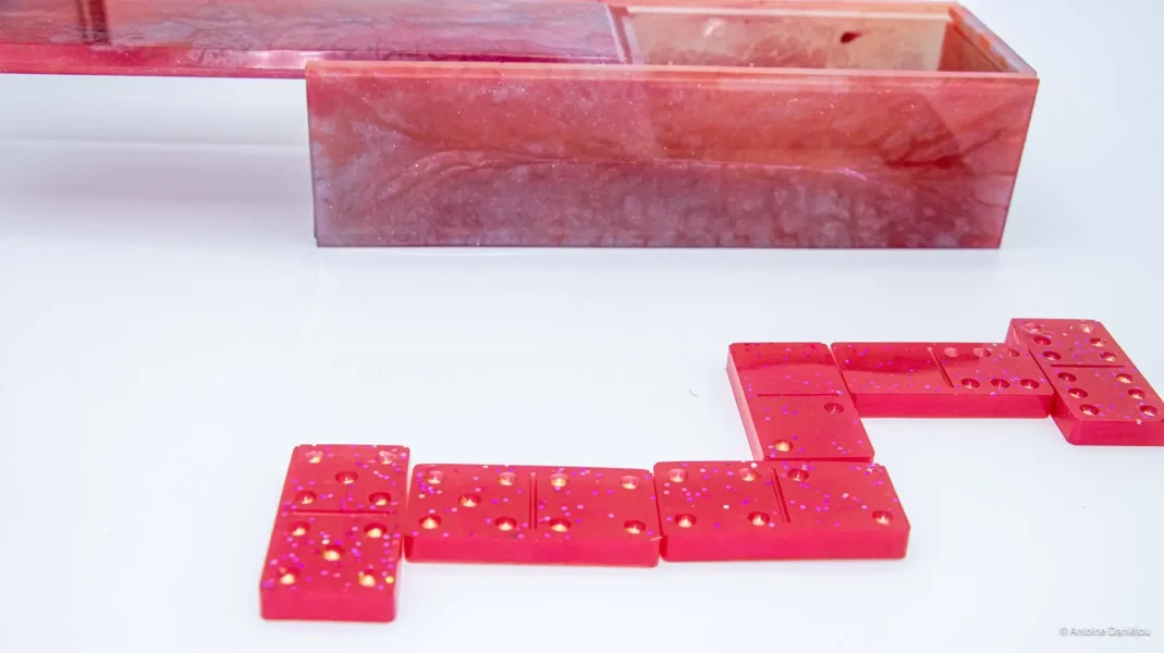 création en résine époxy d'un jeu de dominos et de sa boite