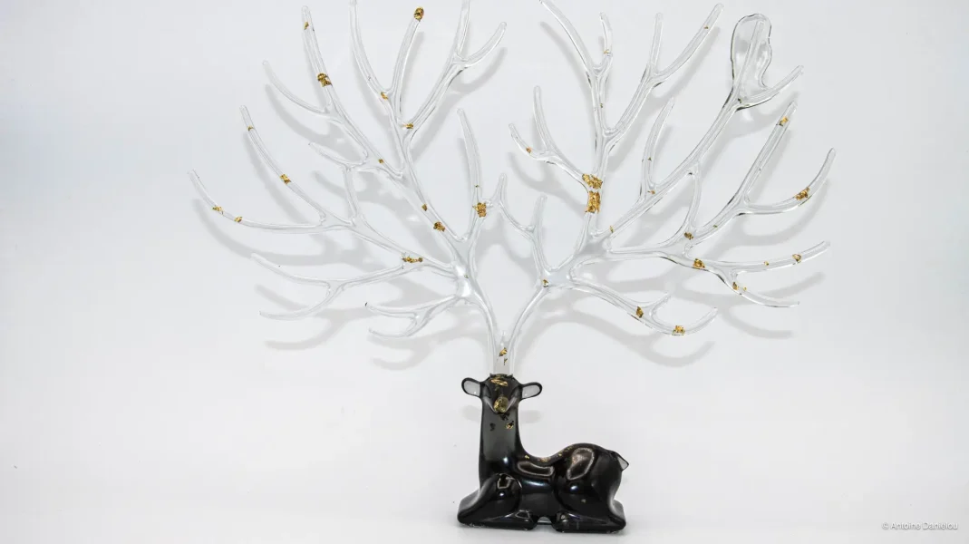création en résine époxy d'un support à bijoux en forme de cerf - noir - Résin'émoi