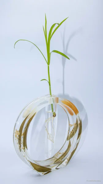création en résine époxy d'un vase circulaire avec intégration de fleurs séchées