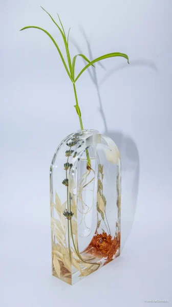 création en résine époxy d'un vase avec intégration de fleurs séchées - résin'émoi