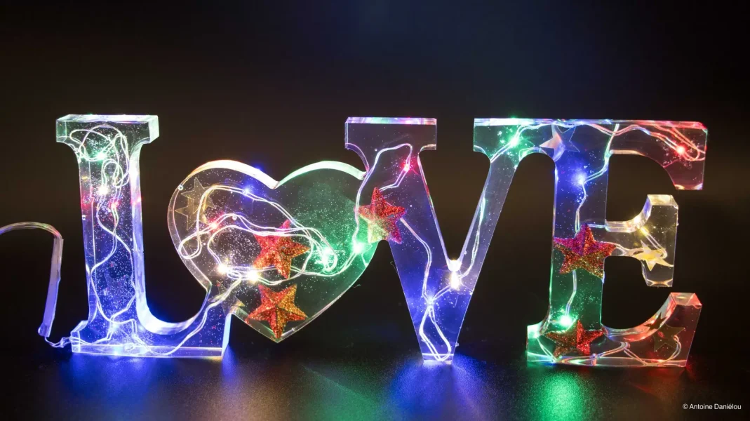 création en résine époxy d'une lampe Love multi-couleurs - Résin'émoi