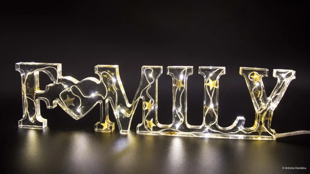 création en résine époxy d'une lampe family LED dorée - Résin-émoi