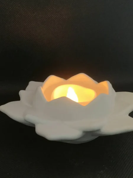 Bougeoir de couleur crème en forme de fleur de lotus ouverte. J'ai mis une fausse bougie mais une bougie chauffe plat offrira plus de magie.