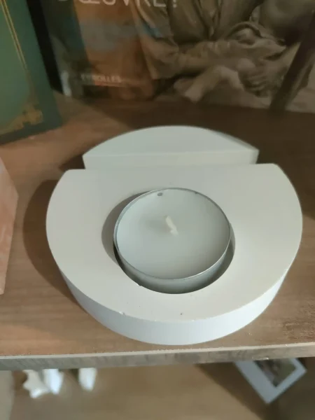 support une bougie un décor en cercle