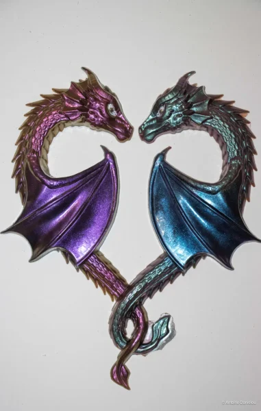 Dragons formant un cœur en résine époxy bleu et violet